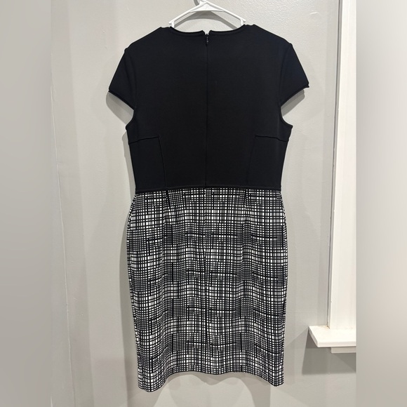 St. John Collection Luxe Sculpture Knit Cap Sleeve Dress-Caviar Size 12 - Picture 3 of 10